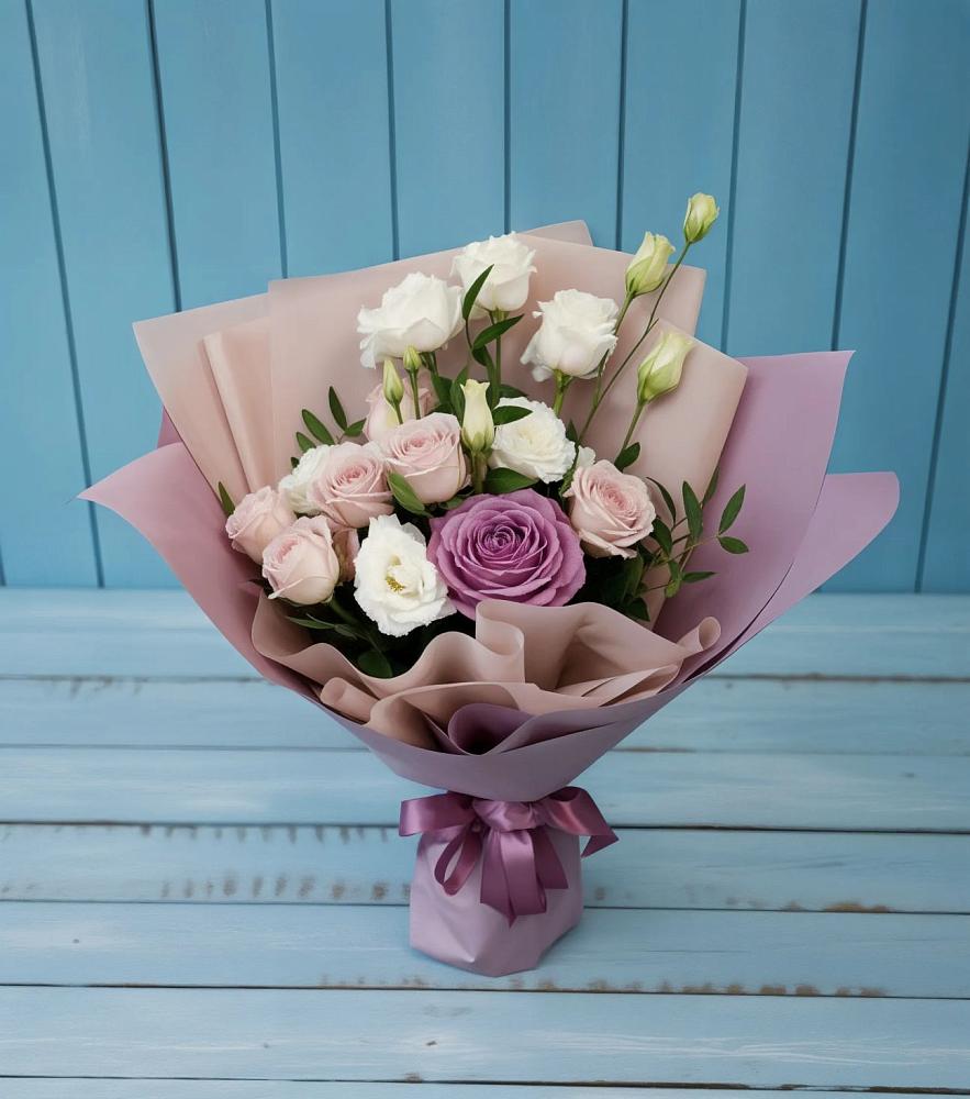 Букет цветов из: Розы и Лизиантусы в Полярных Зорях